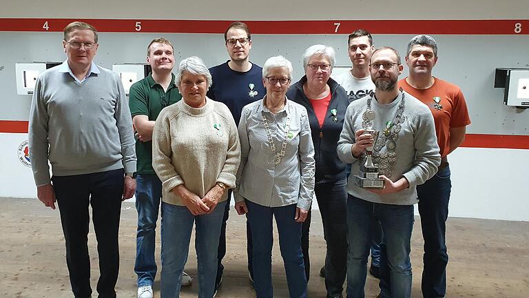 Auf dem Bild zu sehen von links: Bürgermeister Wolfgang Seifert, Schützenmeister Sebastian Behr, 1. Hofdame Petra Hellmuth, 1. Ritter Christian Irtel, Schützenkönigin Evelin Eppler, 2. Hofdame Helene Söder, Sportwart Raphael Hikel, Vereinsmeister und Schützenkönig Markus Bach, 2. Ritter Peter Straub.