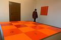Galerist Thomas Pfarr betrachtet das Gemälde von Elisabeth Mehrl „Im Reich der Dinge“. Die Ausstellung Nivard IV im Rindhof Maria Bildhausen ist noch bis zum 22. Oktober geöffnet.       -  Galerist Thomas Pfarr betrachtet das Gemälde von Elisabeth Mehrl „Im Reich der Dinge“. Die Ausstellung Nivard IV im Rindhof Maria Bildhausen ist noch bis zum 22. Oktober geöffnet.