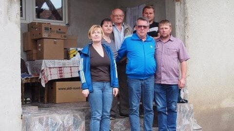 Das Bild zeigt Gerhard Ullrich und Frau Barbara zusammen mit Piroska und Levente Demeter nach dem Erhalt der Pakete in Valenii de Mures. Das Bild zeigt Gerhard Ullrich und Frau Barbara zusammen mit Piroska und Levente Demeter nach dem Erhalt der Pakete in Valenii de Mures.