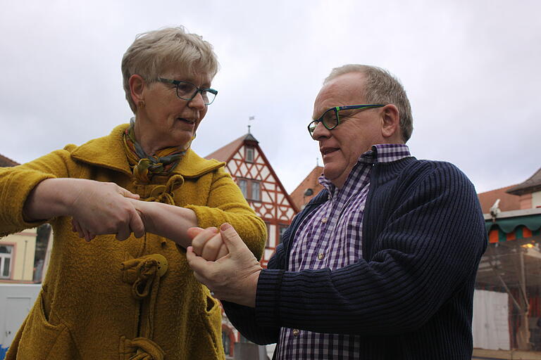 Wie Händewaschen richtig geht, zeigte Fachkrankenschwester Bernadette Cosanne Interessierten auf dem Karlstadter Marktplatz.