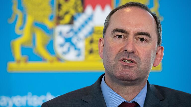 Die Öffnung der Gastronomie in Bayern soll sich an bekannten Abstands- und Hygiene-Regeln orientieren, verspricht Wirtschaftsminister Hubert Aiwanger (Freie Wähler). Die Öffnung der Gastronomie in Bayern soll sich an bekannten Abstands- und Hygiene-Regeln orientieren, verspricht Wirtschaftsminister Hubert Aiwanger (Freie Wähler).