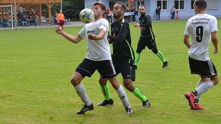 Marius Mergenthal (links, hier im Spiel gegen die DJK Schweinfurt) und der SV Sömmersdorf/Obbach/Geldersheim haben einen dicken Brocken vor der Brust, wenn es am Sonntag zum Topspiel zur DJK Büchold geht. Marius Mergenthal (links, hier im Spiel gegen die DJK Schweinfurt) und der SV Sömmersdorf/Obbach/Geldersheim haben einen dicken Brocken vor der Brust, wenn es am Sonntag zum Topspiel zur DJK Büchold geht. 