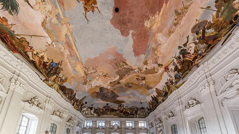 Über dem Treppenhaus der Würzburger Residenz prangt das 670 Quadratmeter große Deckenfresko des Malers Giovanni Battista Tiepolo (1696-1770). Über dem Treppenhaus der Würzburger Residenz prangt das 670 Quadratmeter große Deckenfresko des Malers Giovanni Battista Tiepolo (1696-1770).