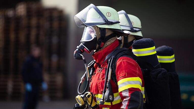 Mit Atemschutzmasken betraten die Feuerwehrleute das Szenario, leisteten erste Hilfe und sperrten den kontaminierten Gefahrenbereich ab. Mit Atemschutzmasken betraten die Feuerwehrleute das Szenario, leisteten erste Hilfe und sperrten den kontaminierten Gefahrenbereich ab.