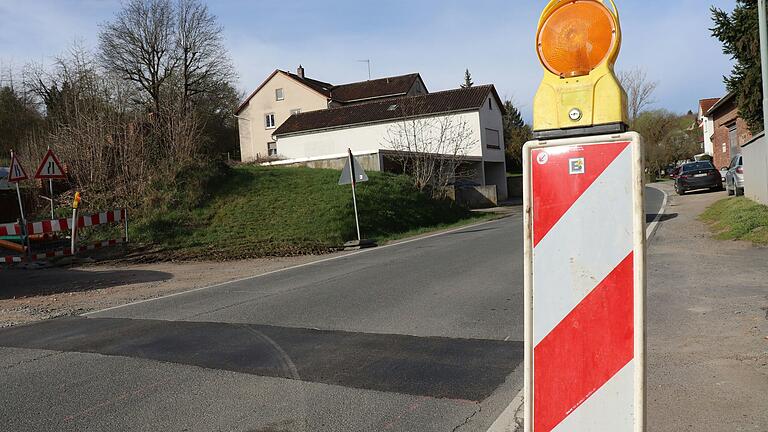Nur noch ein schmaler Asphaltstreifen zeugt von der begonnenen und abrupt abgebrochenen Baustelle in der Kaltensondheimer Straße in Kitzingen. Nur noch ein schmaler Asphaltstreifen zeugt von der begonnenen und abrupt abgebrochenen Baustelle in der Kaltensondheimer Straße in Kitzingen.