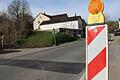 Nur noch ein schmaler Asphaltstreifen zeugt von der begonnenen und abrupt abgebrochenen Baustelle in der Kaltensondheimer Straße in Kitzingen.