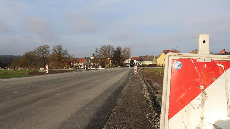 Die Fahrbahndecke ist drauf. Noch vor Weihnachten soll die B 286 bei Birklingen für den Verkehr geöffnet werden.
