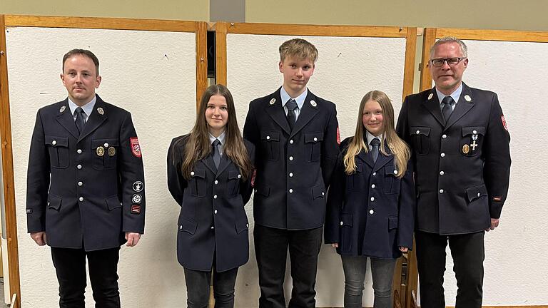 Neuaufnahmen bei der Freiwilligen Feuerwehr mit (von links) 2. Kommandant Robin Kirchner, Emily Rüttiger, Marvin Spahn, Emilia Weber und 1. Kommandant Christoph Schmitt. Lina Lauer wurde online hinzugeschaltet.       -  Neuaufnahmen bei der Freiwilligen Feuerwehr mit (von links) 2. Kommandant Robin Kirchner, Emily Rüttiger, Marvin Spahn, Emilia Weber und 1. Kommandant Christoph Schmitt. Lina Lauer wurde online hinzugeschaltet.