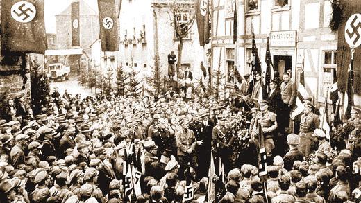 Das undatierte Bild zeigt eine NSDAP-Veranstaltung vor dem Burgsinner Gasthaus „Zur Post“. Das undatierte Bild zeigt eine NSDAP-Veranstaltung vor dem Burgsinner Gasthaus „Zur Post“.