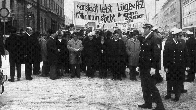 Blick in die Vergangenheit: Ende Februar 1973 organisierte die „Bürgeraktion Main-Spessart – Kreissitz Lohr a. Main“ eine Protestfahrt nach München. Rund 4000 Menschen demonstrierten dort gegen den Kreissitzentscheid für Karlstadt. Weil die damals hochschlagenden Wogen längst geglättet sind, löst sich die Bürgeraktion nach Jahren des Dahindümpelns nun auf. Das Vereinsvermögen spendete sie den Lohrer Kindergärten. Blick in die Vergangenheit: Ende Februar 1973 organisierte die „Bürgeraktion Main-Spessart – Kreissitz Lohr a. Main“ eine Protestfahrt nach München. Rund 4000 Menschen demonstrierten dort gegen den Kreissitzentscheid für Karlstadt. Weil die damals hochschlagenden Wogen längst geglättet sind, löst sich die Bürgeraktion nach Jahren des Dahindümpelns nun auf. Das Vereinsvermögen spendete sie den Lohrer Kindergärten.