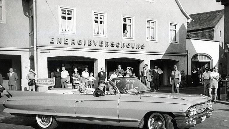 Die dicken Autos, mit denen die Sachs-Brüder unterwegs waren, stießen in Schweinfurt auf Kritik. Im Bild: Ernst Wilhelm Sachs in einem Chevrolet (genannt die 'Heckflosse'). Foto: Sachs Archiv       -  Die dicken Autos, mit denen die Sachs-Brüder unterwegs waren, stießen in Schweinfurt auf Kritik. Im Bild: Ernst Wilhelm Sachs in einem Chevrolet (genannt die 'Heckflosse'). Foto: Sachs Archiv