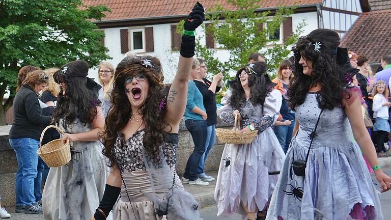 Ahoi, Ahoi: 2016 fand der letzte Sommerkarneval statt, von dem die Aufnahmen für diesen Artikel stammen. Anlässlich seines 30 Jahre langen Bestehens wagt der Jugendclub am 10. September einen Neuanfang. Ahoi, Ahoi: 2016 fand der letzte Sommerkarneval statt, von dem die Aufnahmen für diesen Artikel stammen. Anlässlich seines 30 Jahre langen Bestehens wagt der Jugendclub am 10. September einen Neuanfang. 