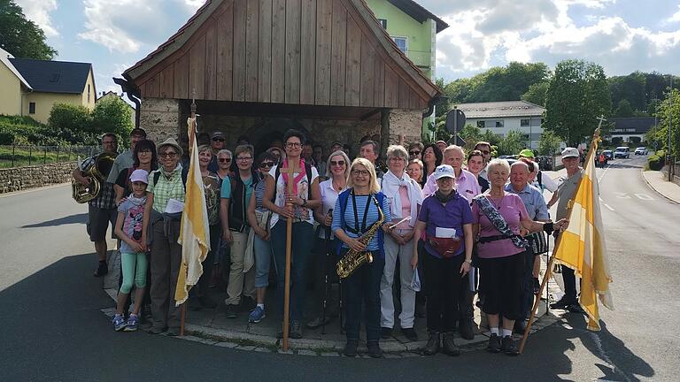 In Gößweinstein angekommen, aber noch nicht am Ziel. Die Wallfahrer stellten sich zum Gruppenbild, bevor es mit Begleitung der Blasmusik durch den Ort zur Basilika ging.