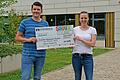 Bei der Übergabe der 500-Euro-Spende an den Förderverein der Grundschule Bergtheim. Fördervereinsvorsitzender Michael Burger (links) bedankt sich bei Verena Wunderling.