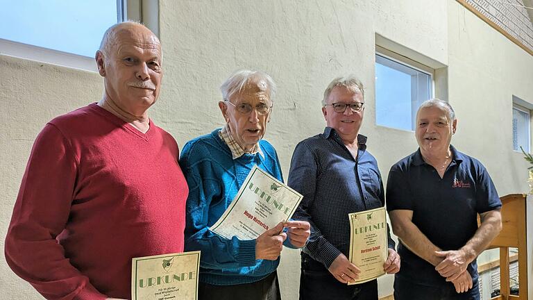 Geehrt wurden für langjährige Mitgliedschaft beim TSV Gernach: Bruno Schüll (50 Jahre Mitglied), Hugo Hetterich (25), Bertram Schüll (50) - von links. Alfred Glos, Mitglied im Vorstandsteam des TSV (rechts) überreichte die Urkunden und ein Präsent. Geehrt wurden für langjährige Mitgliedschaft beim TSV Gernach: Bruno Schüll (50 Jahre Mitglied), Hugo Hetterich (25), Bertram Schüll (50) - von links. Alfred Glos, Mitglied im Vorstandsteam des TSV (rechts) überreichte die Urkunden und ein Präsent.