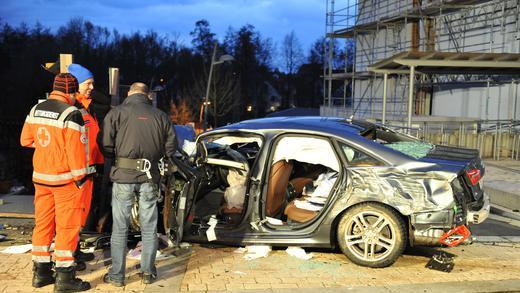 Autofahrer rast in Familie - Feuerwehrleute und Rettungskräfte stehen am Sonntag (08.01.2012) in Alzenau (Unterfranken) am Wrack eines völlig zertrümmerten Autos. Der Fahrer hatte aus bislang ungeklärter Ursache die Kontrolle verloren und war in eine Menschengruppe gerast. Autofahrer rast in Familie - Feuerwehrleute und Rettungskräfte stehen am Sonntag (08.01.2012) in Alzenau (Unterfranken) am Wrack eines völlig zertrümmerten Autos. Der Fahrer hatte aus bislang ungeklärter Ursache die Kontrolle verloren und war in eine Menschengruppe gerast.