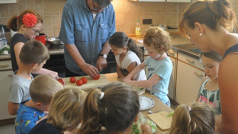Die Kinder machten beim Kochkurs im Zuge des Ferienprogramms der Bücherei selbstgemachte Burger.