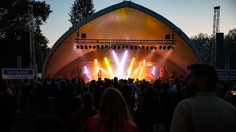 Auch beim zweiten Umsonst & Draussen Festivaltag am Freitag wurde bei sommerlichen Temperaturen und ausgelassener Stimmung gefeiert. Auch beim zweiten Umsonst & Draussen Festivaltag am Freitag wurde bei sommerlichen Temperaturen und ausgelassener Stimmung gefeiert.
