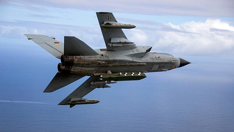 Taurus-Marschflugkörper am Tornado-Kampfjet.jpeg - Taurus-Marschflugkörper an einem der Bundeswehr. Taurus-Marschflugkörper am Tornado-Kampfjet.jpeg - Taurus-Marschflugkörper an einem der Bundeswehr.