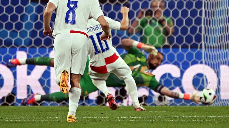 Elfmeter gehalten - Italiens Torhüter Gianluigi Donnarumma (hinten) hält einen Elfmeter von Luka Modric. Elfmeter gehalten - Italiens Torhüter Gianluigi Donnarumma (hinten) hält einen Elfmeter von Luka Modric.