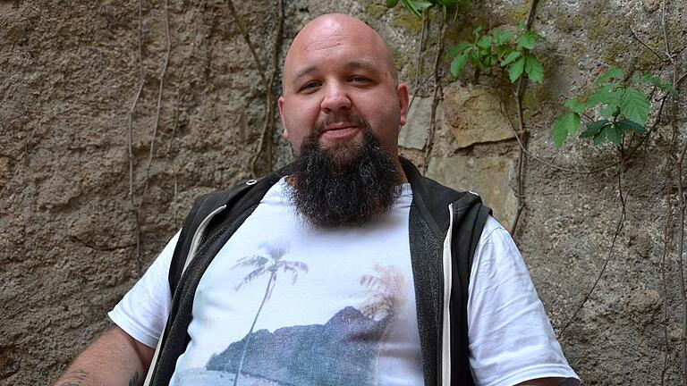 Der Würzburger Alexander Götz kämpft gegen die Diskriminierung von Menschen mit HIV. Seine Selbsthilfegruppe trifft sich am 18. September zum ersten Mal. Foto: Pat Christ Der Würzburger Alexander Götz kämpft gegen die Diskriminierung von Menschen mit HIV. Seine Selbsthilfegruppe trifft sich am 18. September zum ersten Mal. Foto: Pat Christ