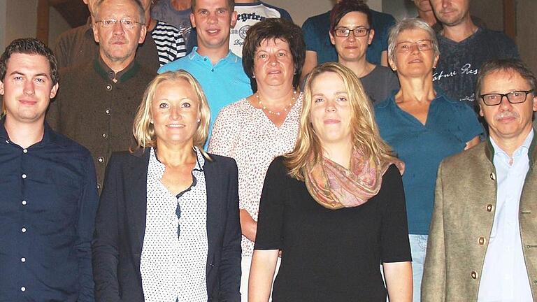 Das Lehr-, Versuchs- und Fachzentrum für Geflügel- und Kleintierhaltung hat insgesamt 14 Mitarbeiter und fünf Auszubildende mit dem Leiter Dr. Klaus Damme (vorne rechts). FOTO: Hartmut Hess Das Lehr-, Versuchs- und Fachzentrum für Geflügel- und Kleintierhaltung hat insgesamt 14 Mitarbeiter und fünf Auszubildende mit dem Leiter Dr. Klaus Damme (vorne rechts). FOTO: Hartmut Hess