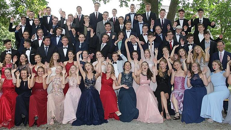 Freude über das Abitur: 73 Marktbreiter Schüler waren zur Reifeprüfung angetreten und alle haben das Abi bestanden. 2. Reihe rechts: Oberstufenkoordinatorin Christiane Lehrrieder und Schulleiter Friedhelm Klöhr.