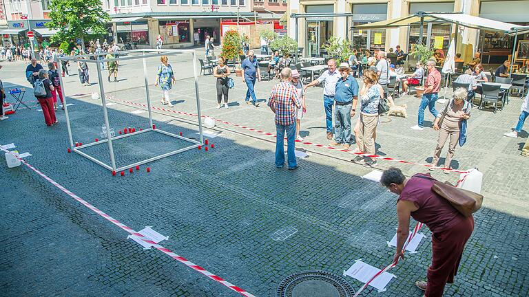 Sechs Künstler machten vor dem Dom auf ihre Situation in der aktuellen Krise aufmerksam mit der Aktion 'Kunstleerer Raum'. Sechs Künstler machten vor dem Dom auf ihre Situation in der aktuellen Krise aufmerksam mit der Aktion 'Kunstleerer Raum'.