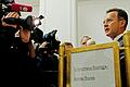 Siegfried Naser Ende Januar 2011: Im bayerischen Landtag in München gibt der langjährige Sparkassenpräsident nach seiner Befragung vor dem BayernLB-Untersuchungsausschuss den wartenden Journalisten Interviews. In dem Ausschuss sollte der milliardenschwere Fehlkauf der Kärntner Bank Hypo Group Alpe Adria (HGAA) durch die Bayerische Landesbank (BayernLB) aufgeklärt werden.&nbsp;