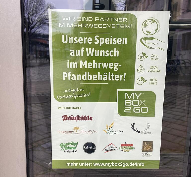 An der Tür des Hotvolee in Marktheidenfeld wird für die Mehrwegverpackungen geworben. An der Tür des Hotvolee in Marktheidenfeld wird für die Mehrwegverpackungen geworben.