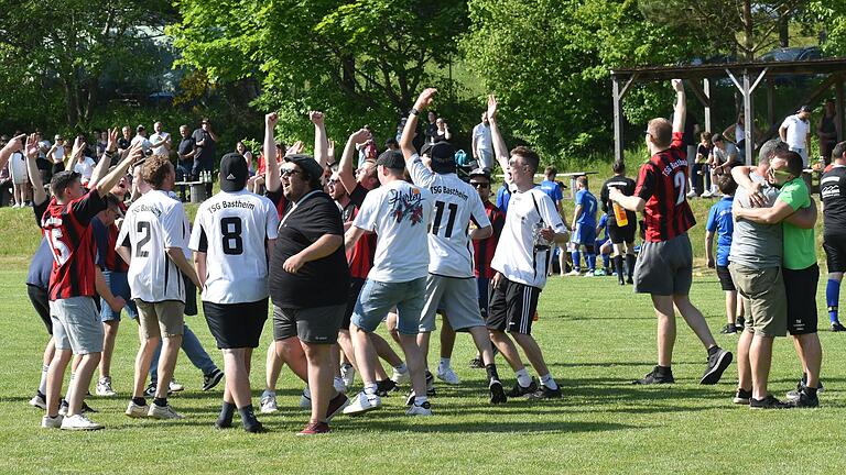 Die Spieler und Fans der SG Stockheim/Bastheim/Reyersbach strömten nach Abpfiff auf den Platz und bejubelten die Meisterschaft. Die Spieler und Fans der SG Stockheim/Bastheim/Reyersbach strömten nach Abpfiff auf den Platz und bejubelten die Meisterschaft.