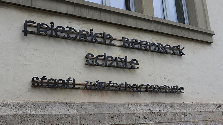 Die Wirtschaftsschule ist eine Alternative zur Realschule. Sie startet mit der sechsten Klasse. Die Wirtschaftsschule ist eine Alternative zur Realschule. Sie startet mit der sechsten Klasse.