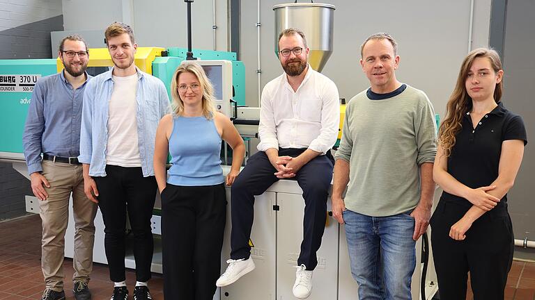 Im Team des TTZ Haßfurt wirken aktuell mit (von links) Johannes Platzer, Tim Schülein, Franziska Gladitz, Prof. Johannes Krückel, Stefan Schuck und Lisa Wolf. Bis zum Ende des Jahres sollen noch zwei Mitarbeiter hinzukommen. Im Team des TTZ Haßfurt wirken aktuell mit (von links) Johannes Platzer, Tim Schülein, Franziska Gladitz, Prof. Johannes Krückel, Stefan Schuck und Lisa Wolf. Bis zum Ende des Jahres sollen noch zwei Mitarbeiter hinzukommen.