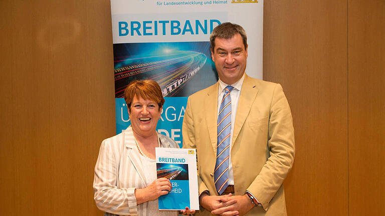 Finanzminister Markus Söder hat den Förderbescheid zum Breitbandausbau Bad Brückenau an Bürgermeisterin Brigitte Meyerdierks ausgehändigt.  Foto: stmflh       -  Finanzminister Markus Söder hat den Förderbescheid zum Breitbandausbau Bad Brückenau an Bürgermeisterin Brigitte Meyerdierks ausgehändigt.  Foto: stmflh