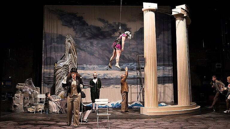 Der Tenor Bacchus (Michael Siemon) schwebt vom Theaterhimmel herunter in Richard Strauss' &bdquo;Ariadne auf Naxos&ldquo; im Meininger Staatstheater.
