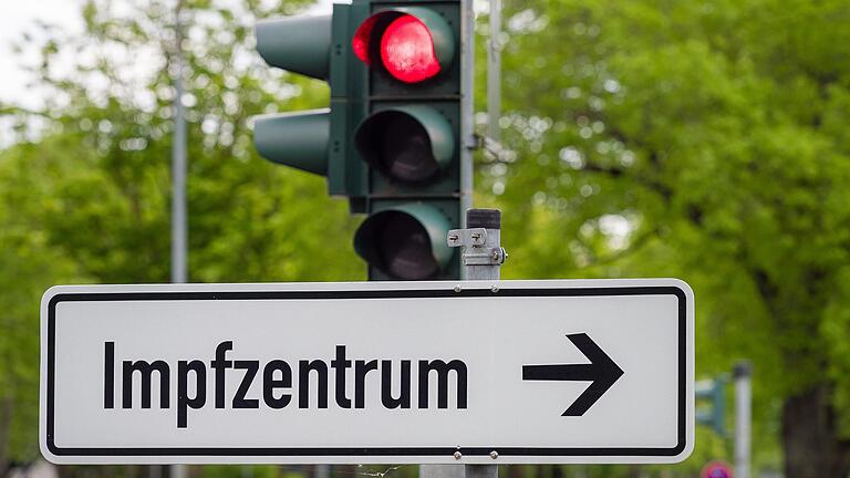 Eine 'Krankenhausampel' sollte Maßstab für Corona-Regeln in Bayern sein. Nun liegt die Zahl der Covid-Intensivpatienten erstmals wieder unter der damals festgelegten Stufe 'Rot'. Eine 'Krankenhausampel' sollte Maßstab für Corona-Regeln in Bayern sein. Nun liegt die Zahl der Covid-Intensivpatienten erstmals wieder unter der damals festgelegten Stufe 'Rot'.