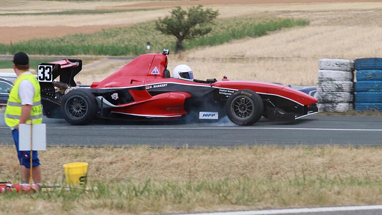 Eine tolle Premiere in seinem van Diemen-Renner der Formel 3 feierte Sascha Markert aus Hausen, der mit Gesamtplatz 15 aufhorchen ließ. Eine tolle Premiere in seinem van Diemen-Renner der Formel 3 feierte Sascha Markert aus Hausen, der mit Gesamtplatz 15 aufhorchen ließ.