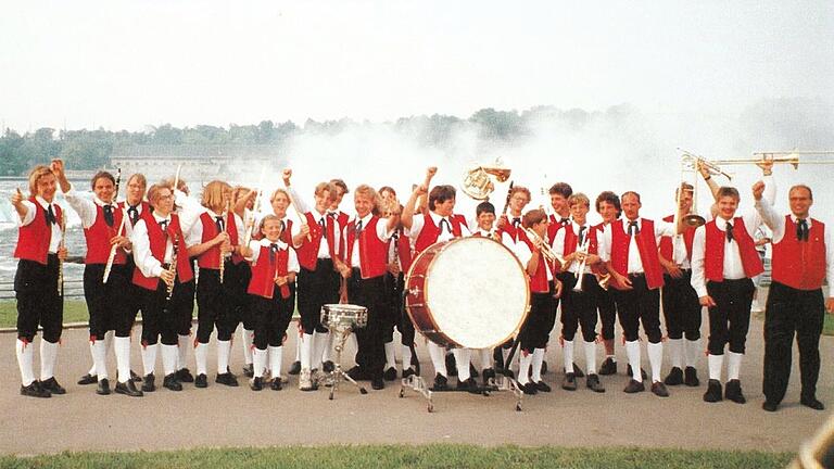 Ein absoluter Höhepunkt der ersten Dekade war eine zehntägige USA-Reise 1993. Hier ein Gruppenfoto des Musikvereins vor den Niagara-Fällen. Ein absoluter Höhepunkt der ersten Dekade war eine zehntägige USA-Reise 1993. Hier ein Gruppenfoto des Musikvereins vor den Niagara-Fällen.