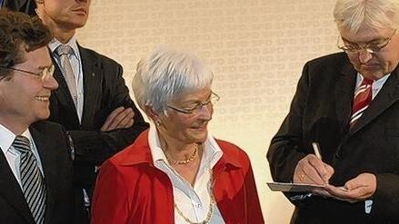 Autogramme geben wie ein Popstar: Vizekanzler Frank-Walter Steinmeier (rechts) war beim Neujahrsempfang der SPD in Eibelstadt ein gefragter Mann. Links: der Kandidat der SPD für den Würzburger Oberbürgermeister-Sessel, Georg Rosenthal.