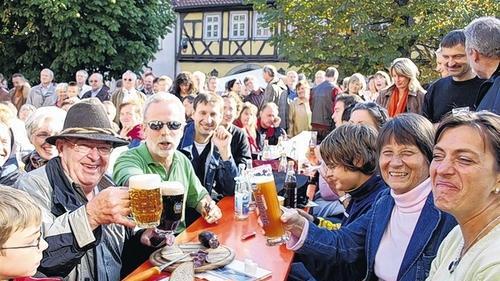 Wurst macht Durst: Der Ostheimer Wurstmarkt ist alle zwei Jahre ein Besuchermagnet für den Luftkurort. Wurst macht Durst: Der Ostheimer Wurstmarkt ist alle zwei Jahre ein Besuchermagnet für den Luftkurort.