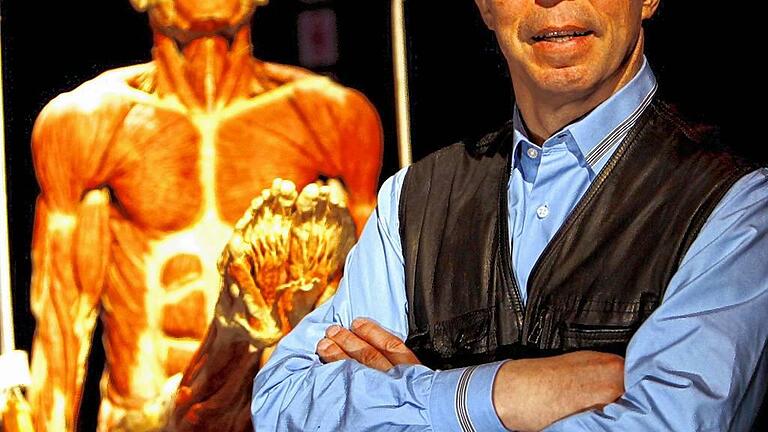 In der Werkstatt von Dr. Tod       -  Gunther von Hagens in einer seiner &bdquo;Körperwelten&ldquo;-Schauen.