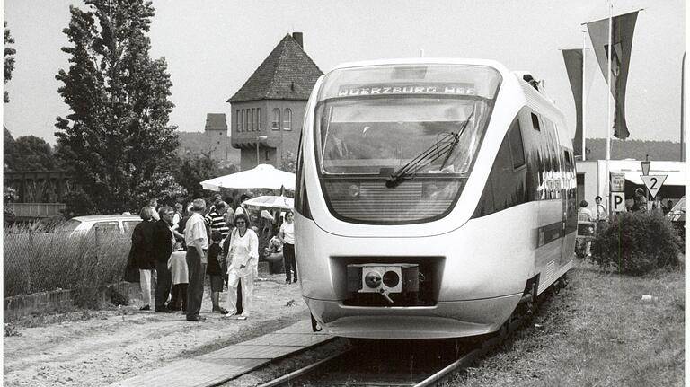Zurück in die Zukunft: Als Sonderfahrt verkehrte der Prototyp des damals nagelneuen Talent-Niederflurtriebwagens am 1. Juni 1996 zwischen Volkach-Astheim und Würzburg. Doch wurde die seinerzeit angestrebte Reaktivierung der Mainschleifenbahn vom damaligen Verkehrsminister Otto Wiesheu gestoppt. Zurück in die Zukunft: Als Sonderfahrt verkehrte der Prototyp des damals nagelneuen Talent-Niederflurtriebwagens am 1. Juni 1996 zwischen Volkach-Astheim und Würzburg. Doch wurde die seinerzeit angestrebte Reaktivierung der Mainschleifenbahn vom damaligen Verkehrsminister Otto Wiesheu gestoppt.