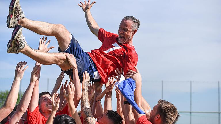 Ein Hoch auf den Meistertrainer: Oliver Kröner führte die DJK Dampfach zum Titel in der Bezirksliga Ost. Abheben will der ehemalige Profi-Fußballer aber nicht.