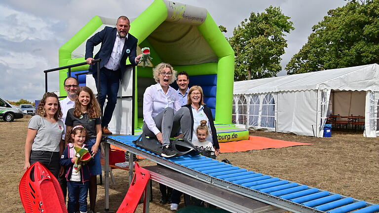 Mutig wagte sich die Vorsitzende des Kreisjugendrings, Manuela Schneider, auf die Rollenrutsche, die sonst nur Kindern vorbehalten ist. Mit auf dem Bild von links: Geschäftsführerin KJR Judith Zellmer, Vorstandsmitglieder Ulrich Ebert und Beate Betschler, Landrat Thomas Eberth. Kreisrat Björn Jungbauer, stellvertretende Landrätin Karen Heußner