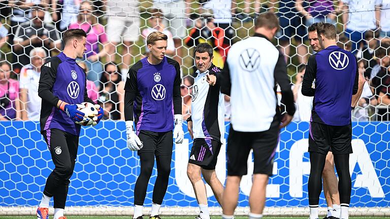 Jan Reichert (2. v.l.n.r.) - Jan Reichert (2. v.l.n.r.) vom 1. FC Nürnberg unterstützt die DFB-Elf bei gewissen Übungen im Training. Jan Reichert (2. v.l.n.r.) - Jan Reichert (2. v.l.n.r.) vom 1. FC Nürnberg unterstützt die DFB-Elf bei gewissen Übungen im Training.