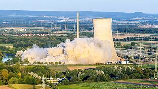 16. August 2024, 19.56 Uhr: In einer mächtigen Staubwolke versanken die Kühltürme des ehemaligen AKW Grafenrheinfeld. Sie wurden gesprengt.