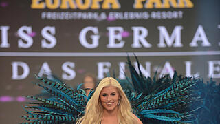 Miss Germany       -  Die Kandidatin Celine Willers aus Stuttgart posiert bei der Wahl der Miss Germany 2015 am 28.02.2015 im Europa-Park in Rust (Baden-Württemberg) im schwarzen Badeanzug auf der Bühne.