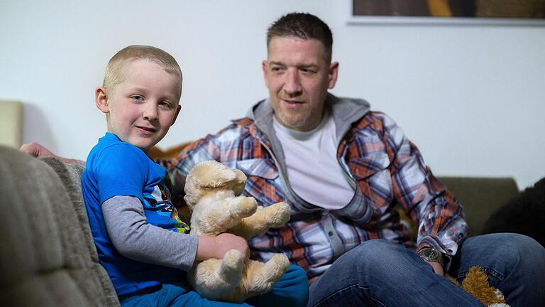 Der krebskranke Luis mit seinem Vater Illja Zeidler aus Hambach Der krebskranke Luis mit seinem Vater Illja Zeidler aus Hambach