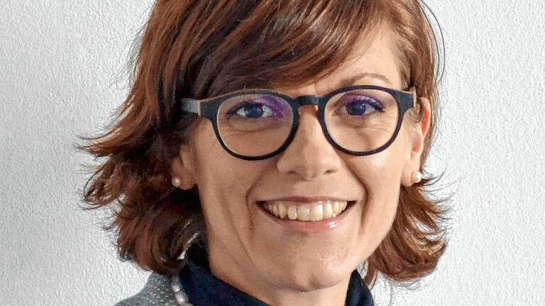 Niedrigzinspolitik: Stiftungen müssen umdenken - Gemeinnützige Zwecke erfüllen, Initiativen und Projekte fördern, Benachteiligte unterstützen und das für eine möglichst lange Zeit: Im Landkreis Main-Spessart gibt es laut Bayerischem Landesamt für Statistik 27 Stiftungen. Doch die niedrigen Zinsniveaus beeinträchtigen deren Arbeit; vor allem die Ausschüttungen. Die Sparkassenstiftung für den Landkreis Main-Spessart hat einen Weg gefunden, die niedrigen Zinserträge auszugleichen. „Wir stiften jährlich zu, um das Kapital aufzustocken“, erklärt Rainer Ankenbrand von der Sparkasse Mainfranken. Im vergangenen Jahr seien etwa 1,5 Millionen Euro in die Stiftung geflossen. Außerdem investiere man seit einigen Jahren auch in andere Anlagen, wie etwa Immobilienfonds, um nicht allein auf die Zinserträge angewiesen zu sein. Aus den Erträgen der Stiftung würden zudem Rücklagen gebildet, statt alles auszuschütten. Durch diese Maßnahmen kann die 1986 gegründete Stiftung auch heute noch ihren Zweck erfüllen. Der umfasst die Förderung der Region in einem „breit aufgestellten Spektrum“, so Ankenbrand. „Wir unterstützen eigentlich alles, was gemeinnützig ist, von Kultur und Sport über Wissenschaft bis hin zu Tierschutz und Jugend- und Altenhilfe.“ Im Jahr 2016 konnten insgesamt 190 000 Euro ausgeschüttet werden. So erhielten unter anderem der Tierschutzverein und die Lebenshilfe Main-Spessart, die Scherenburgfestspiele oder der THW Spenden, „jeweils im vierstelligen Bereich.“ Zustiftungen von außen gebe es bei der Sparkassenstiftung Main-Spessart nicht. Der gesamte Grundstock wird von der Sparkasse selbst gestellt. Momentan beträgt er laut Ankenbrand rund acht Millionen Euro. Das Landratsamt Main-Spessart gibt an, dass sich die niedrigen Zinsen ebenfalls negativ auf die Förderungen der Jugendstiftung des Landkreises auswirken. Es werde weniger ausgeschüttet, da das Kapital der Stiftung nicht gemindert werden dürfe. Deshalb seien Zustiftungen und Spenden von außen nötig. So könne die Stiftung weiterhin ihren Zweck erfüllen und „zukunftsweisende Pilotprojekte der Jugendarbeit im Landkreis Main-Spessart, insbesondere im kulturellen Bereich“, fördern. Der ursprüngliche Grundstock der Stiftung von 54.023 Euro kam bei der Gründungsveranstaltung am 19. November 2005 zusammen und setzte sich aus Eintrittsgeldern, Spenden, Tombola- und Losverkäufen zusammen. Aus den Zinserträgen werden Gelder sowohl für Einzel- als auch Gruppenförderungen ausgeschüttet, für die vorher ein Antrag gestellt werden muss. Neben diesen Förderungen ist das Hauptprojekt der Jugendstiftung des Landkreises der Jugendkulturpreis. Dieser wurde 2010 ins Leben gerufen, um Kinder und Jugendliche bis zu einem Alter von 26 Jahren in den Bereichen Musik, darstellende Kunst, bildende Kunst und Literatur zur Kreativität anzuregen und zu fördern. Als eine der größten privaten Stiftungen im Landkreis mit einem Vermögen von momentan 2,3 Millionen Euro kann die Dr. Heinrich und Christine Renkl-Stiftung in Marktheidenfeld trotz niedriger Zinsniveaus nach wie vor hohe Ausschüttungen tätigen. Grund dafür ist laut Renkl-Stiftung die Investition des gesamten Vermögens in langfristige Anlagen, für die die Stiftung auch heute noch gute Zinsen erhält. So konnten auch im Jahr 2016 etwa 80 000 Euro für Sprachstudienreisen und zwischen 10 000 und 15 000 Euro für die Berufsfachschule für Krankenpflege des Landkreises gespendet werden – denn der Stiftungszweck lautet, Schul- und Berufsausbildung, insbesondere die Schaffung und den Erhalt von Lehrplätzen sowie die beruflicher Weiterbildung junger Menschen im In- und Ausland, zu fördern. Nun müsse man sich überlegen, was man mit dem Kapital machen wolle, sobald die momentanen Anlagen auslaufen. Einen konkreten Plan habe der Vorstand, bestehend aus Landrat Thomas Schiebel, Gisela Renkl-Reinke – einer Tochter des Stifters – und Michael Kerber, sowie Geschäftsführer Werner Pflaum, noch nicht; allerdings einige Ideen. So werde zum Beispiel darüber nachgedacht, in Immobilien zu investieren. Die 1973 vom Gründer des Paidiwerks, Dr. Heinrich Renkl, ins Leben gerufene Stiftung wird auch in diesem Jahr zunächst wieder etwa 80 Schüler in Gastfamilien in Malahide in Irland oder St. Malo in Frankreich schicken. Dort erhalten die Jugendlichen 14 Tage lang intensiven Sprachunterricht. Die Familien zahlen lediglich die An- und Abreise. Welche Schüler die Reise antreten, entscheiden die Schulen. Sollte jemand ausgewählt werden, dessen Eltern die Reisekosten nicht aufbringen können, werden auch diese von der Stiftung übernommen. Bei der Berufsfachschule für Krankenpflege unterstützt die Renkl-Stiftung vor allem das „Praktikum Spezial“. Dabei erhalten die Pflegeschüler die Chancen, an große Kliniken in ganz Deutschland zu gehen und dort zu arbeiten und zu lernen. Weitere Spenden fließen außerdem an soziale Einrichtungen wie die Lebenshilfen Marktheidenfeld und Lohr. Bei der Hans-Wilhelm Renkhoff-Stiftung aus Marktheidenfeld kommt es aufgrund der niedrigen Zinssätze zu geringeren Ausschüttungen. Zwar könne die Stiftung laut Pressesprecherin Lilli Heyer nach wie vor den ursprünglichen Zweck – „die Forschung und Entwicklung an Hochschulen, vor allem der Hochschule für angewandte Wissenschaften Würzburg-Schweinfurt, auf dem Gebiet des Ingenieurwesens und der Betriebswirtschaftslehre sowie der Praxis zu fördern“ – erfüllen, jedoch in geringerem Umfang. Die 1995 gegründete Stiftung biete momentan vor allem finanzielle Unterstützung für die Vergabe von Forschungs- und Lehraufträgen sowie Auszeichnungen von Studenten mit hervorragenden Leistungen oder auch Stipendien an der Hochschule Würzburg-Schweinfurt. Zustiftungen gebe es keine, und da das Kapital nicht angegangen werden solle, müsse man die Spenden geringer halten. Für kleinere Stiftungen bedeuten die niedrigen Zinsen noch größere Probleme. Die Dr. Otto und Luise Weisbrod-Stiftung in Marktheidenfeld kann nur noch wenige Ausschüttungen zur Förderung der Lebenshilfe Marktheidenfeld, die regelmäßig Spenden erhält, tätigen. Als kleine Stiftung habe man eben nur die mittlerweile sehr geringen Zinserträge, und da gebe es dann zunächst mal das oberste Ziel, das Vermögen zu erhalten. Das stifteten die Eheleute Weisbrod im Jahr 2001 als ihr Erbe. Hermann Richartz, ein Bekannter von Luise Weisbrod, riet damals der kinderlosen Witwe, ihr Geld in einer Stiftung anzulegen, um im Namen ihres Mannes Kultur und Soziales in der Stadt zu fördern. Seitdem kümmert er sich ehrenamtlich um die Verwaltung. Zustiftungen oder Spenden habe die Stiftung noch nie erhalten. „Deshalb gab es mal zwei oder drei Jahre, in denen ich keine Ausschüttungen tätigen konnte“, so Richartz. Sollten die Zinssätze nicht wieder steigen, könnte es also vor allem für kleinere Stiftungen problematisch werden, weiter jährlich auszuschütten. Dann ist es vielleicht irgendwann nicht mehr möglich, gemeinnützige Zwecke zu erfüllen, Initiativen und Projekte zu fördern, Benachteiligte zu unterstützen – und das für eine möglichst lange Zeit. Niedrigzinspolitik: Stiftungen müssen umdenken - Gemeinnützige Zwecke erfüllen, Initiativen und Projekte fördern, Benachteiligte unterstützen und das für eine möglichst lange Zeit: Im Landkreis Main-Spessart gibt es laut Bayerischem Landesamt für Statistik 27 Stiftungen. Doch die niedrigen Zinsniveaus beeinträchtigen deren Arbeit; vor allem die Ausschüttungen. Die Sparkassenstiftung für den Landkreis Main-Spessart hat einen Weg gefunden, die niedrigen Zinserträge auszugleichen. „Wir stiften jährlich zu, um das Kapital aufzustocken“, erklärt Rainer Ankenbrand von der Sparkasse Mainfranken. Im vergangenen Jahr seien etwa 1,5 Millionen Euro in die Stiftung geflossen. Außerdem investiere man seit einigen Jahren auch in andere Anlagen, wie etwa Immobilienfonds, um nicht allein auf die Zinserträge angewiesen zu sein. Aus den Erträgen der Stiftung würden zudem Rücklagen gebildet, statt alles auszuschütten. Durch diese Maßnahmen kann die 1986 gegründete Stiftung auch heute noch ihren Zweck erfüllen. Der umfasst die Förderung der Region in einem „breit aufgestellten Spektrum“, so Ankenbrand. „Wir unterstützen eigentlich alles, was gemeinnützig ist, von Kultur und Sport über Wissenschaft bis hin zu Tierschutz und Jugend- und Altenhilfe.“ Im Jahr 2016 konnten insgesamt 190 000 Euro ausgeschüttet werden. So erhielten unter anderem der Tierschutzverein und die Lebenshilfe Main-Spessart, die Scherenburgfestspiele oder der THW Spenden, „jeweils im vierstelligen Bereich.“ Zustiftungen von außen gebe es bei der Sparkassenstiftung Main-Spessart nicht. Der gesamte Grundstock wird von der Sparkasse selbst gestellt. Momentan beträgt er laut Ankenbrand rund acht Millionen Euro. Das Landratsamt Main-Spessart gibt an, dass sich die niedrigen Zinsen ebenfalls negativ auf die Förderungen der Jugendstiftung des Landkreises auswirken. Es werde weniger ausgeschüttet, da das Kapital der Stiftung nicht gemindert werden dürfe. Deshalb seien Zustiftungen und Spenden von außen nötig. So könne die Stiftung weiterhin ihren Zweck erfüllen und „zukunftsweisende Pilotprojekte der Jugendarbeit im Landkreis Main-Spessart, insbesondere im kulturellen Bereich“, fördern. Der ursprüngliche Grundstock der Stiftung von 54.023 Euro kam bei der Gründungsveranstaltung am 19. November 2005 zusammen und setzte sich aus Eintrittsgeldern, Spenden, Tombola- und Losverkäufen zusammen. Aus den Zinserträgen werden Gelder sowohl für Einzel- als auch Gruppenförderungen ausgeschüttet, für die vorher ein Antrag gestellt werden muss. Neben diesen Förderungen ist das Hauptprojekt der Jugendstiftung des Landkreises der Jugendkulturpreis. Dieser wurde 2010 ins Leben gerufen, um Kinder und Jugendliche bis zu einem Alter von 26 Jahren in den Bereichen Musik, darstellende Kunst, bildende Kunst und Literatur zur Kreativität anzuregen und zu fördern. Als eine der größten privaten Stiftungen im Landkreis mit einem Vermögen von momentan 2,3 Millionen Euro kann die Dr. Heinrich und Christine Renkl-Stiftung in Marktheidenfeld trotz niedriger Zinsniveaus nach wie vor hohe Ausschüttungen tätigen. Grund dafür ist laut Renkl-Stiftung die Investition des gesamten Vermögens in langfristige Anlagen, für die die Stiftung auch heute noch gute Zinsen erhält. So konnten auch im Jahr 2016 etwa 80 000 Euro für Sprachstudienreisen und zwischen 10 000 und 15 000 Euro für die Berufsfachschule für Krankenpflege des Landkreises gespendet werden – denn der Stiftungszweck lautet, Schul- und Berufsausbildung, insbesondere die Schaffung und den Erhalt von Lehrplätzen sowie die beruflicher Weiterbildung junger Menschen im In- und Ausland, zu fördern. Nun müsse man sich überlegen, was man mit dem Kapital machen wolle, sobald die momentanen Anlagen auslaufen. Einen konkreten Plan habe der Vorstand, bestehend aus Landrat Thomas Schiebel, Gisela Renkl-Reinke – einer Tochter des Stifters – und Michael Kerber, sowie Geschäftsführer Werner Pflaum, noch nicht; allerdings einige Ideen. So werde zum Beispiel darüber nachgedacht, in Immobilien zu investieren. Die 1973 vom Gründer des Paidiwerks, Dr. Heinrich Renkl, ins Leben gerufene Stiftung wird auch in diesem Jahr zunächst wieder etwa 80 Schüler in Gastfamilien in Malahide in Irland oder St. Malo in Frankreich schicken. Dort erhalten die Jugendlichen 14 Tage lang intensiven Sprachunterricht. Die Familien zahlen lediglich die An- und Abreise. Welche Schüler die Reise antreten, entscheiden die Schulen. Sollte jemand ausgewählt werden, dessen Eltern die Reisekosten nicht aufbringen können, werden auch diese von der Stiftung übernommen. Bei der Berufsfachschule für Krankenpflege unterstützt die Renkl-Stiftung vor allem das „Praktikum Spezial“. Dabei erhalten die Pflegeschüler die Chancen, an große Kliniken in ganz Deutschland zu gehen und dort zu arbeiten und zu lernen. Weitere Spenden fließen außerdem an soziale Einrichtungen wie die Lebenshilfen Marktheidenfeld und Lohr. Bei der Hans-Wilhelm Renkhoff-Stiftung aus Marktheidenfeld kommt es aufgrund der niedrigen Zinssätze zu geringeren Ausschüttungen. Zwar könne die Stiftung laut Pressesprecherin Lilli Heyer nach wie vor den ursprünglichen Zweck – „die Forschung und Entwicklung an Hochschulen, vor allem der Hochschule für angewandte Wissenschaften Würzburg-Schweinfurt, auf dem Gebiet des Ingenieurwesens und der Betriebswirtschaftslehre sowie der Praxis zu fördern“ – erfüllen, jedoch in geringerem Umfang. Die 1995 gegründete Stiftung biete momentan vor allem finanzielle Unterstützung für die Vergabe von Forschungs- und Lehraufträgen sowie Auszeichnungen von Studenten mit hervorragenden Leistungen oder auch Stipendien an der Hochschule Würzburg-Schweinfurt. Zustiftungen gebe es keine, und da das Kapital nicht angegangen werden solle, müsse man die Spenden geringer halten. Für kleinere Stiftungen bedeuten die niedrigen Zinsen noch größere Probleme. Die Dr. Otto und Luise Weisbrod-Stiftung in Marktheidenfeld kann nur noch wenige Ausschüttungen zur Förderung der Lebenshilfe Marktheidenfeld, die regelmäßig Spenden erhält, tätigen. Als kleine Stiftung habe man eben nur die mittlerweile sehr geringen Zinserträge, und da gebe es dann zunächst mal das oberste Ziel, das Vermögen zu erhalten. Das stifteten die Eheleute Weisbrod im Jahr 2001 als ihr Erbe. Hermann Richartz, ein Bekannter von Luise Weisbrod, riet damals der kinderlosen Witwe, ihr Geld in einer Stiftung anzulegen, um im Namen ihres Mannes Kultur und Soziales in der Stadt zu fördern. Seitdem kümmert er sich ehrenamtlich um die Verwaltung. Zustiftungen oder Spenden habe die Stiftung noch nie erhalten. „Deshalb gab es mal zwei oder drei Jahre, in denen ich keine Ausschüttungen tätigen konnte“, so Richartz. Sollten die Zinssätze nicht wieder steigen, könnte es also vor allem für kleinere Stiftungen problematisch werden, weiter jährlich auszuschütten. Dann ist es vielleicht irgendwann nicht mehr möglich, gemeinnützige Zwecke zu erfüllen, Initiativen und Projekte zu fördern, Benachteiligte zu unterstützen – und das für eine möglichst lange Zeit.