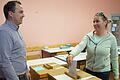 Landtagswahl und Bezirkswahl in Bayern: Daniela Selig wirft bei Wahlhelfer Philipp Schubart im alten VHS-Gebäude in Hofheim ihren Stimmzettel in die Urne.